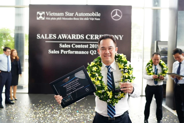 1746171975 181 Mr Xuan Hoan – tay Sales Mercedes noi danh nhu.webp